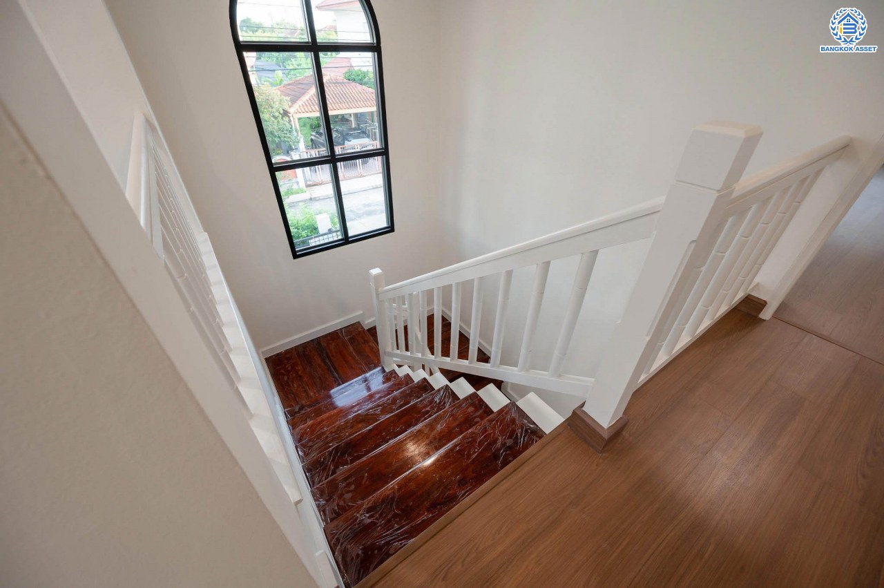 บ้านเดี่ยวมือสอง ตกแต่งใหม่ โครงการ ศศิธร บางบอน3 รองรับทุกความสุข เนื้อที่ 65.3 ตร.ว. ฟังก์ชัน 3 ห้องนอน 3 ห้องน้ำ 1 ห้องอเนกประสงค์ จอดรถได้ 2 คัน บนทำเลเดินทางสะดวก ใกล้รถไฟฟ้าสายสีน้ำเงิน "สถานีหลักสอง" และจุดขึ้นทางด่วน "พระราม2" และ The Mall บางแค